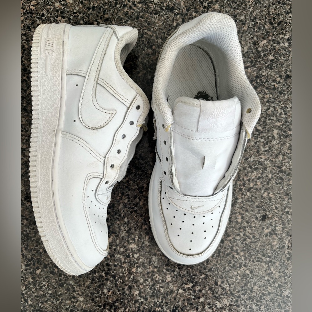 Youth Nikes size 2Y still in great condition..